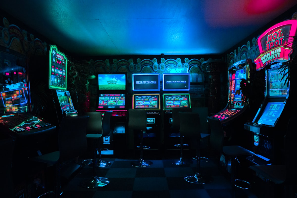 Ruang permainan arcade dengan lampa warna-warni
