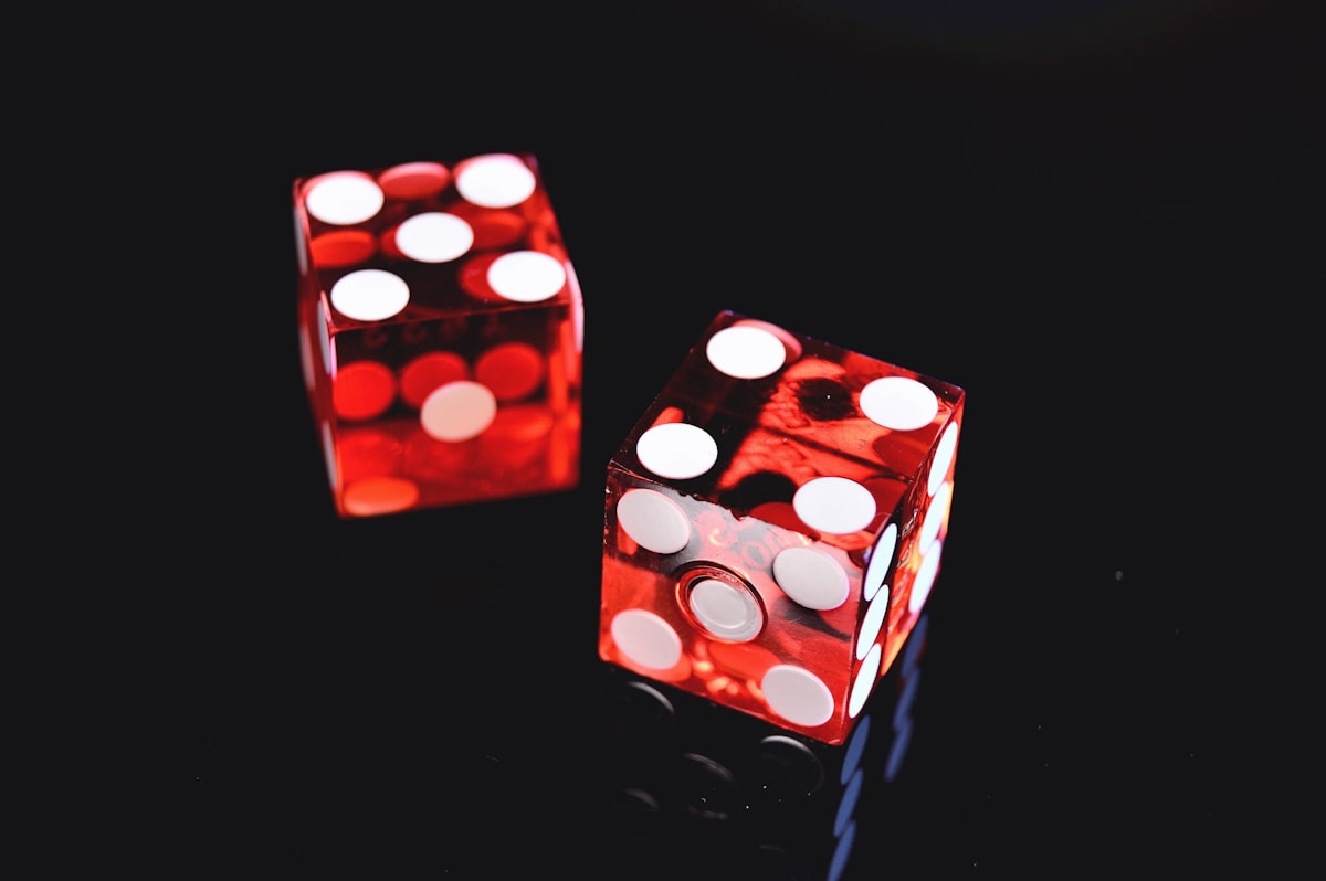 Dua dadu merah putih di atas meja