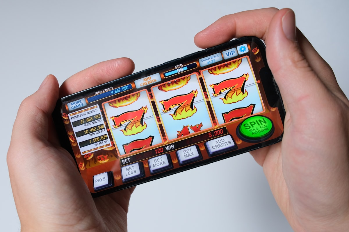 Bermain permainan slot dari layar ponsel