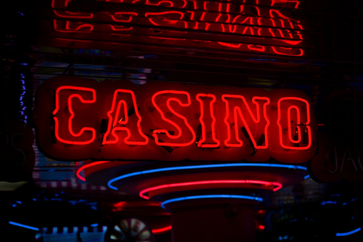 Neon merah bertuliskan casino di malam hari