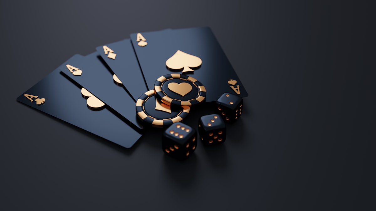 Kartu, chip poker, dan dadu di atas meja