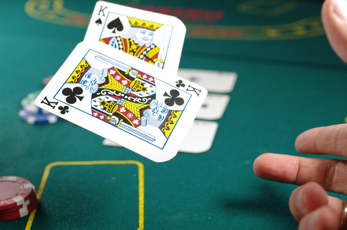 Pemain poker sedang mempertimbangkan kartunya di meja
