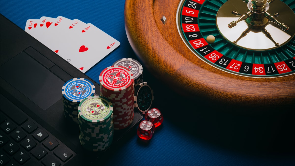 Roda roulette dan chip kasino