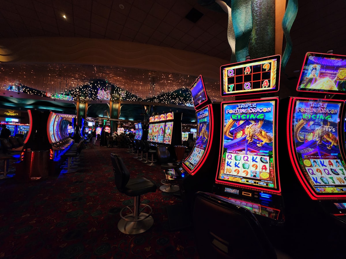 Deretan mesin slot di ruang permainan kasino