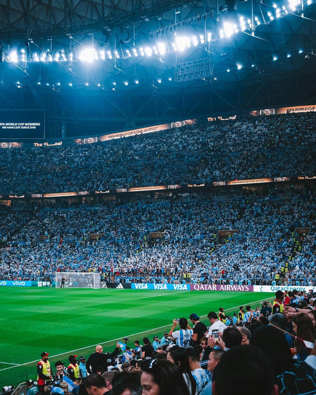 Stadion sepak bola yang penuh penonton saat pertandingan malam